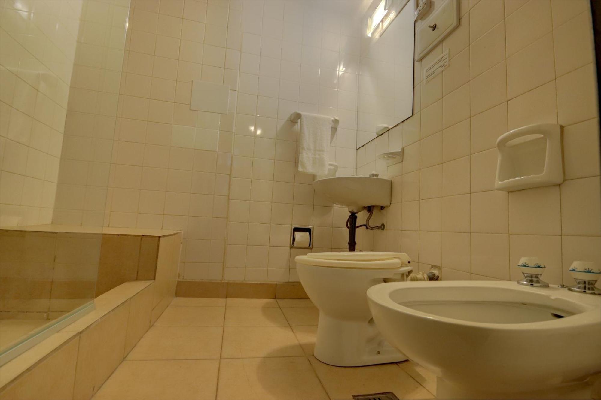 Cama en habitación femenina compartida de 4 camas